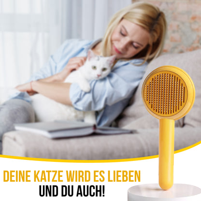 Haare lösen sich per Knopfdruck von der Fluffinator Bürste